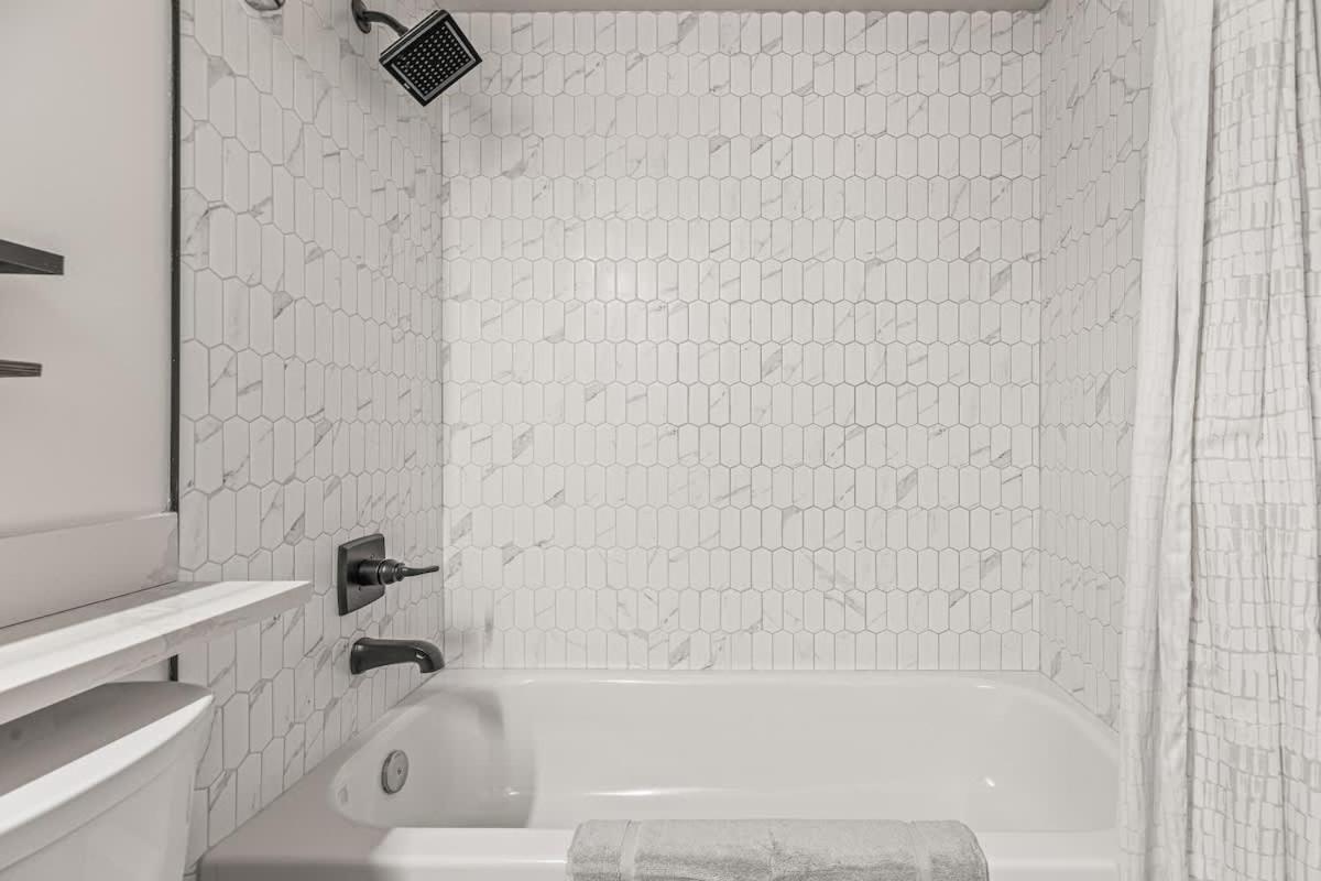 W118 New! Central Canmore- Light Industrial Hotel Room Zewnętrze zdjęcie