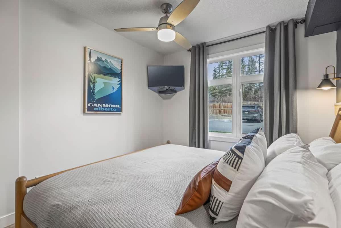W118 New! Central Canmore- Light Industrial Hotel Room Zewnętrze zdjęcie