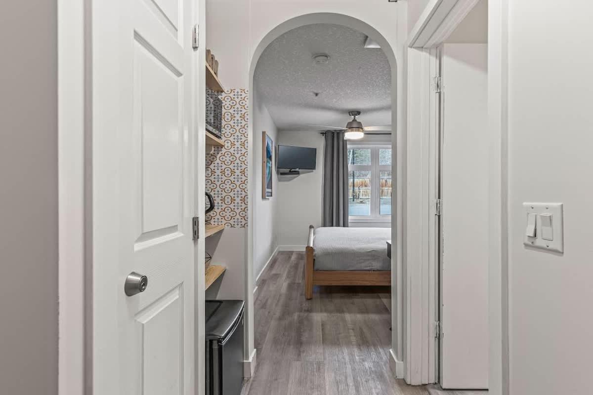 W118 New! Central Canmore- Light Industrial Hotel Room Zewnętrze zdjęcie