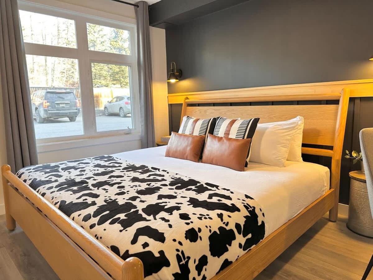 W118 New! Central Canmore- Light Industrial Hotel Room Zewnętrze zdjęcie